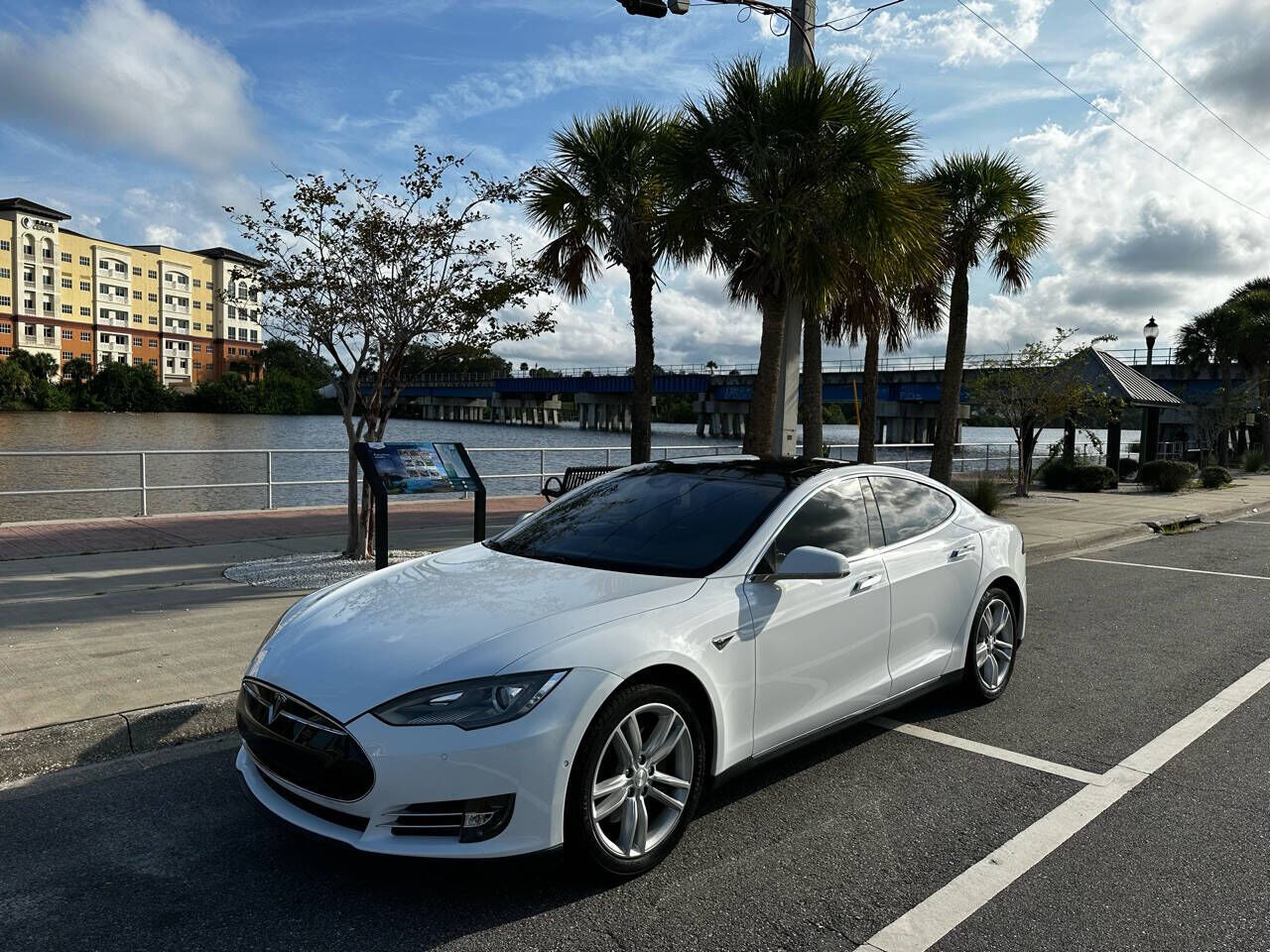 2015 TESLA Model S