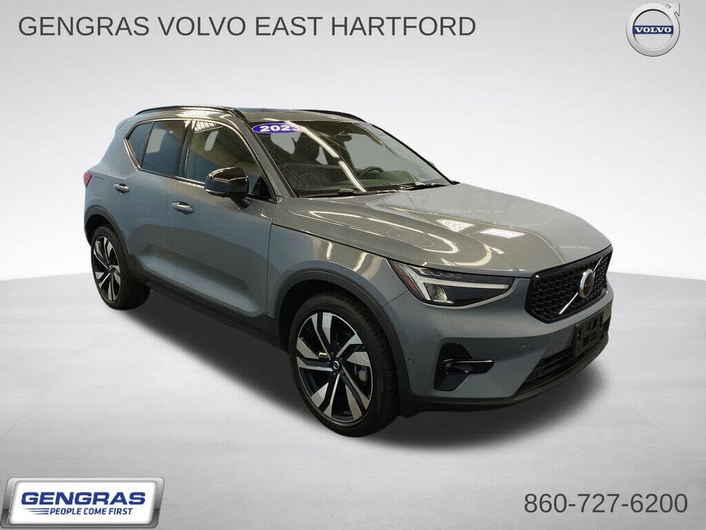 2023 VOLVO XC40