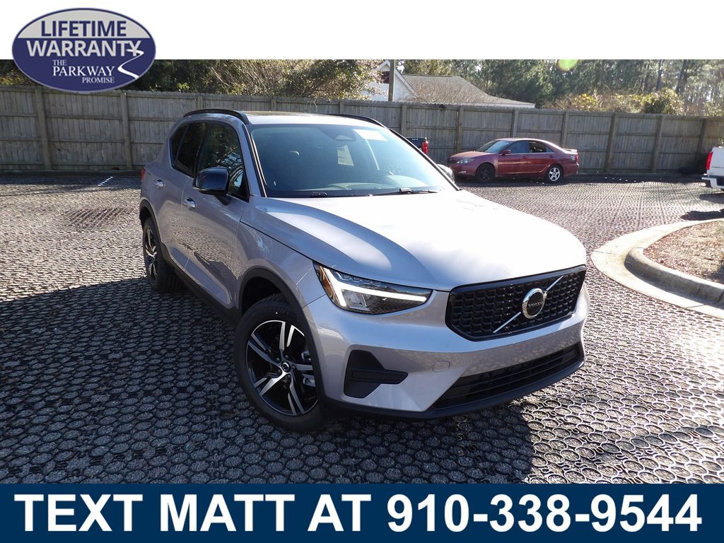 2026 VOLVO XC40