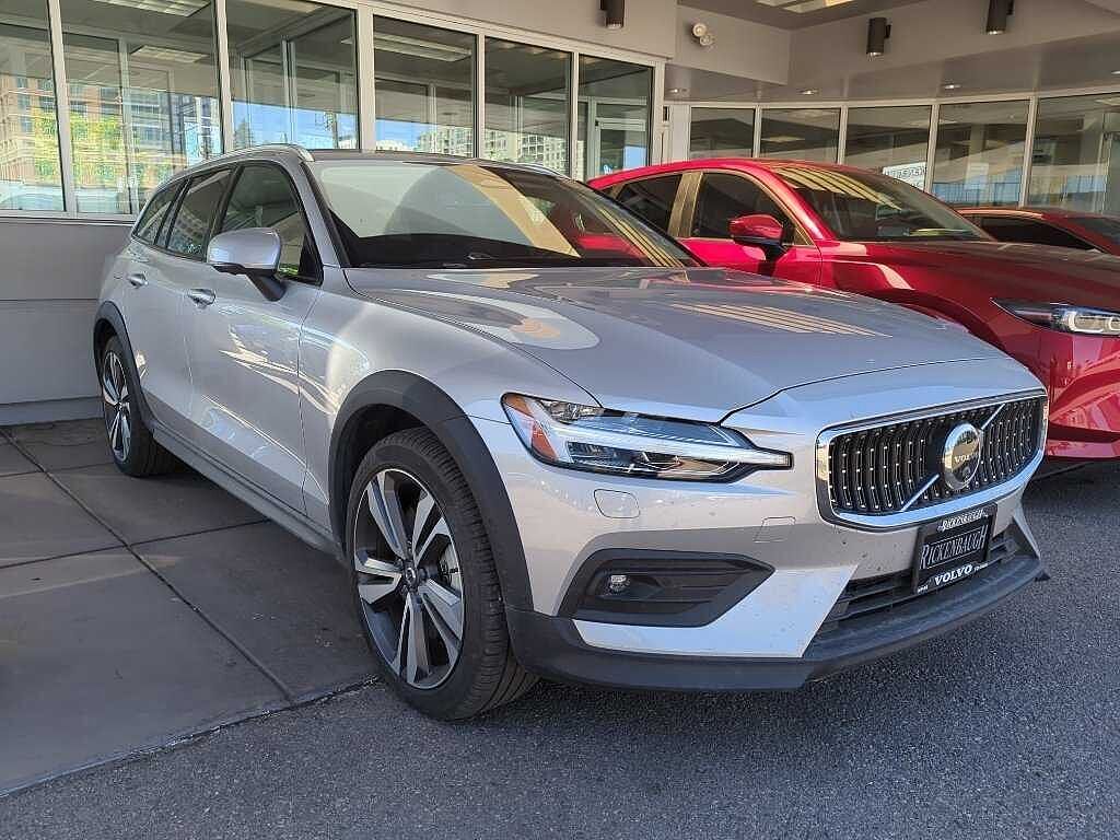 2025 VOLVO V60CC
