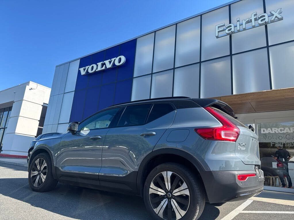 2023 VOLVO XC40
