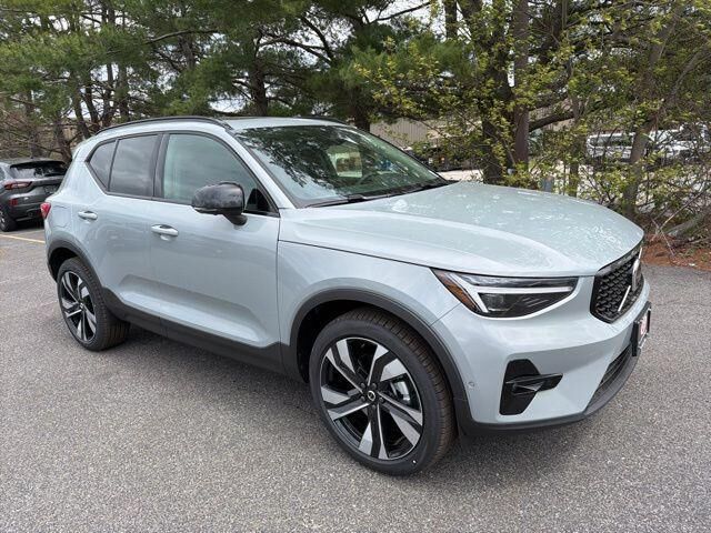 2026 VOLVO XC40