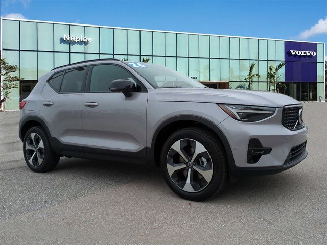 2026 VOLVO XC40