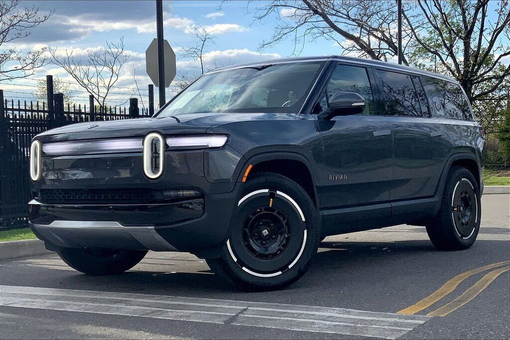 2025 RIVIAN R1S