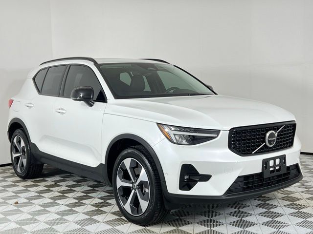 2024 VOLVO XC40