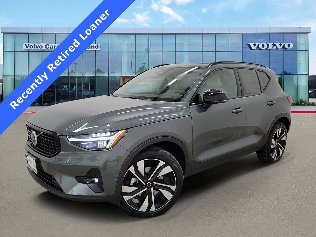 2026 VOLVO XC40