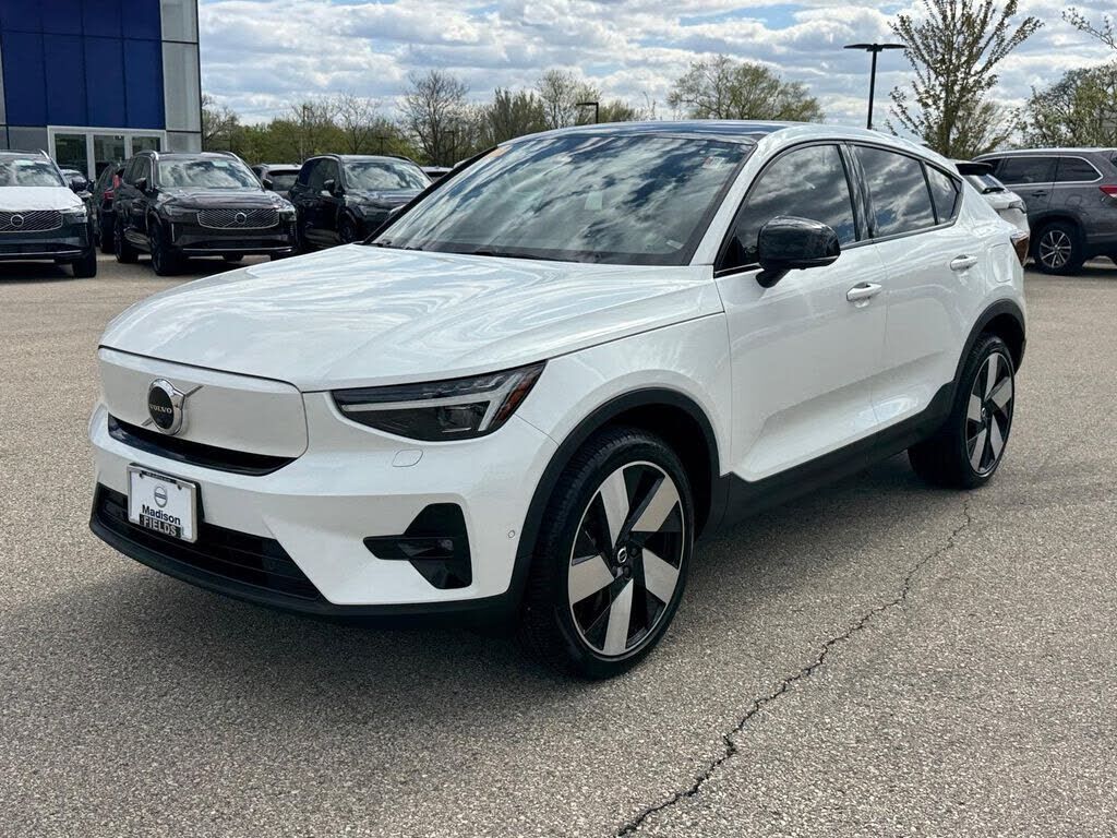 2023 VOLVO C40