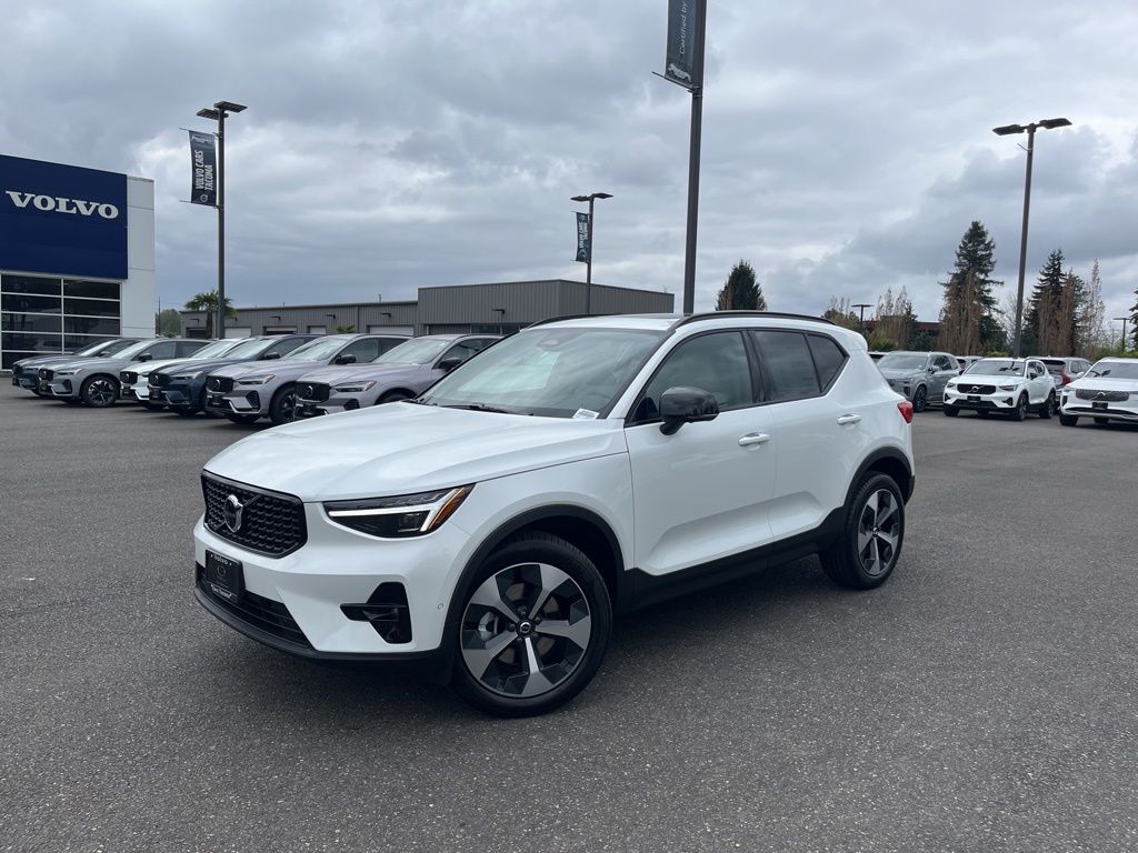 2026 VOLVO XC40