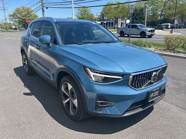 2025 VOLVO XC40