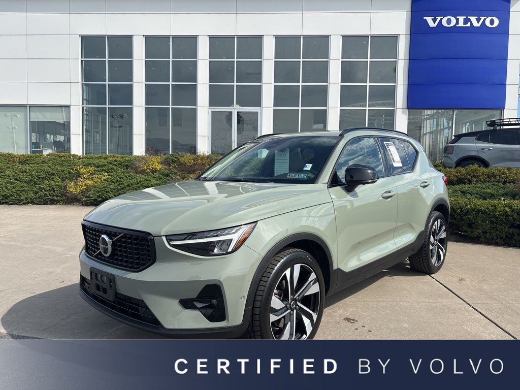 2023 VOLVO XC40