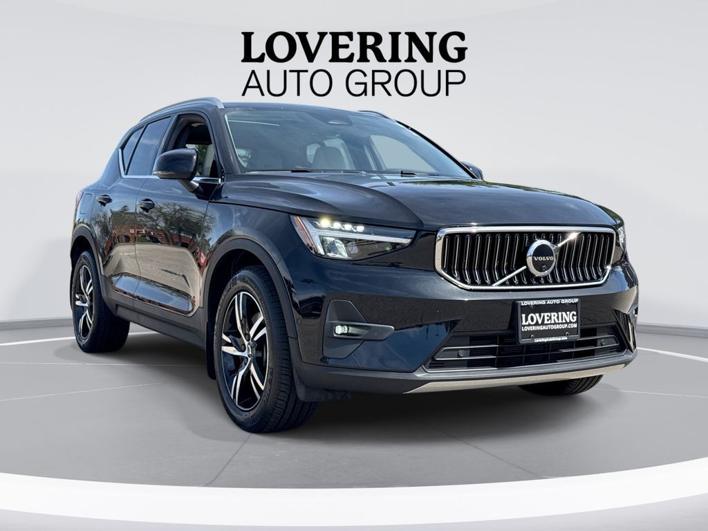 2023 VOLVO XC40