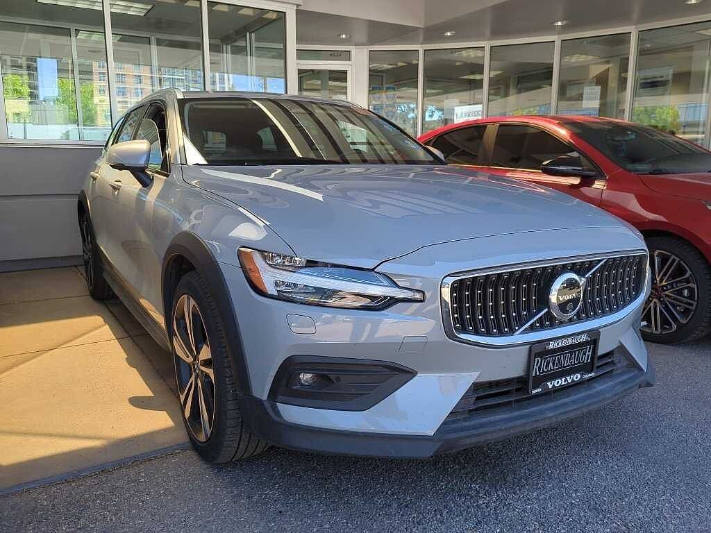 2025 VOLVO V60CC
