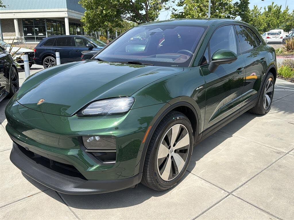 2026 PORSCHE Macan