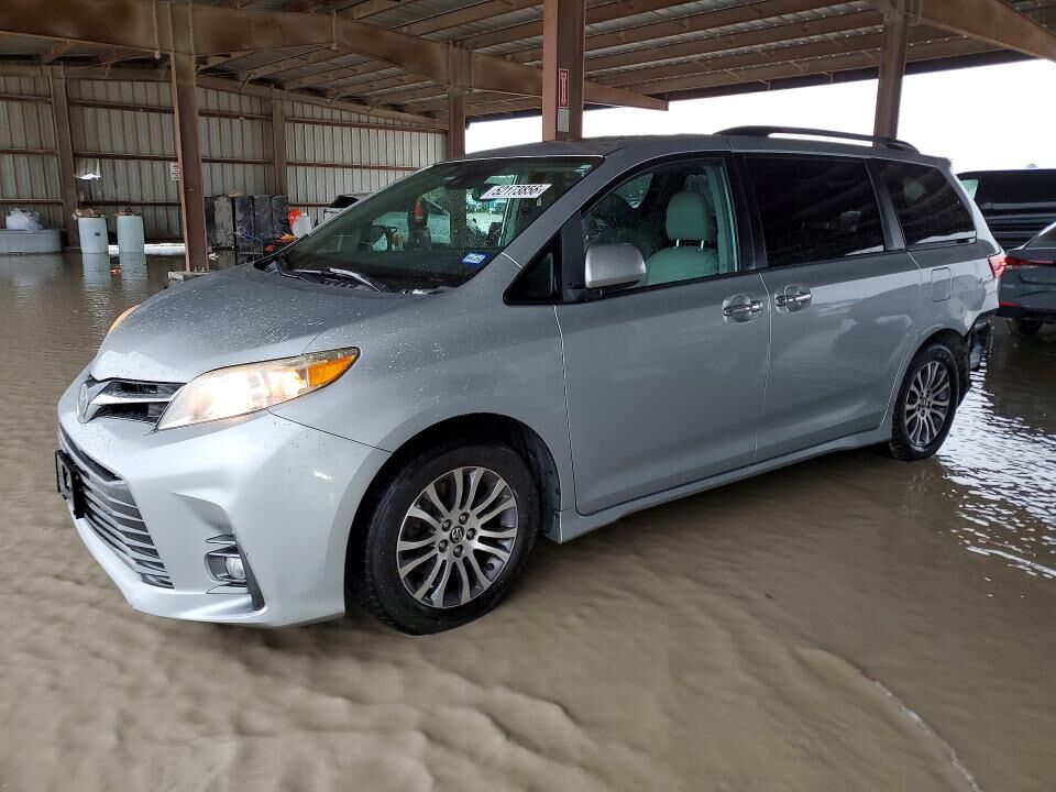 2019 TOYOTA Sienna