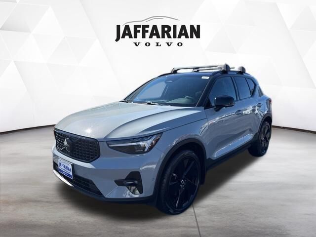 2026 VOLVO XC40