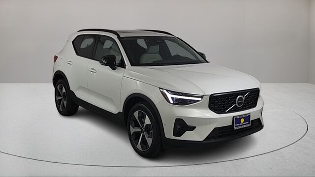 2026 VOLVO XC40