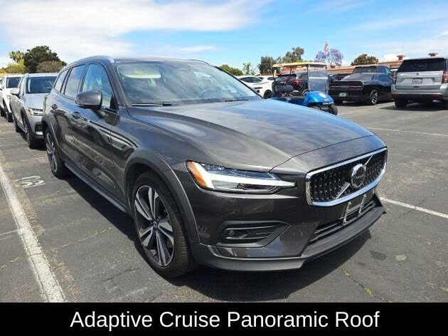 2025 VOLVO V60CC
