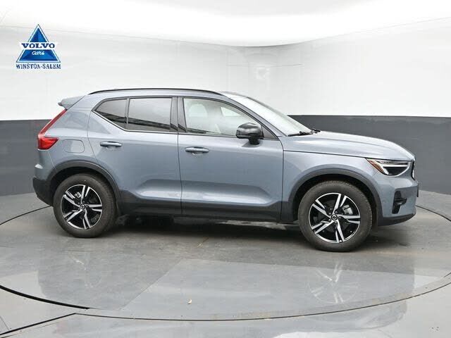 2023 VOLVO XC40