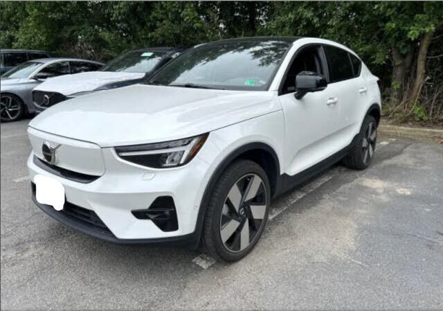 2023 VOLVO C40