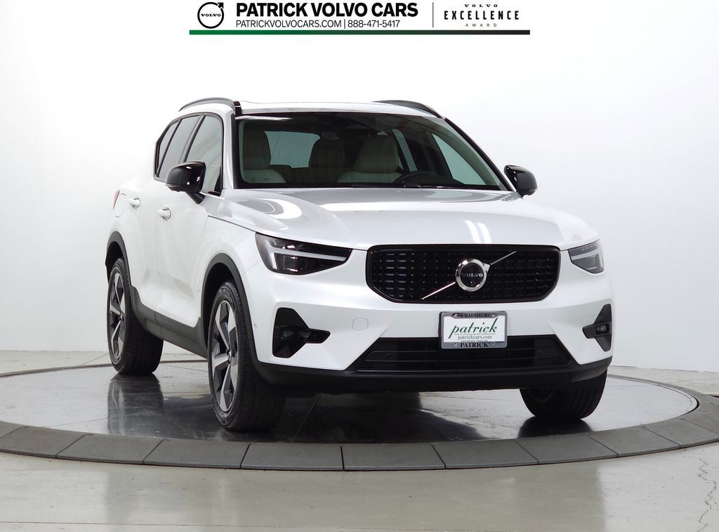 2026 VOLVO XC40