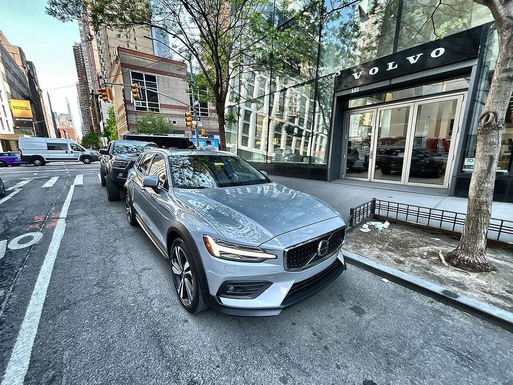 2025 VOLVO V60CC