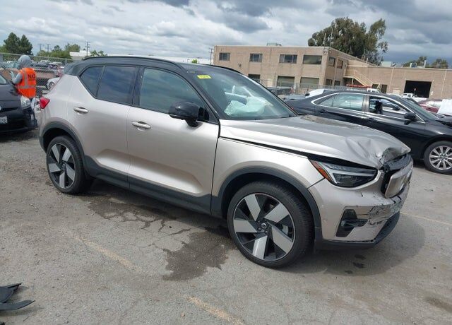 2023 VOLVO XC40