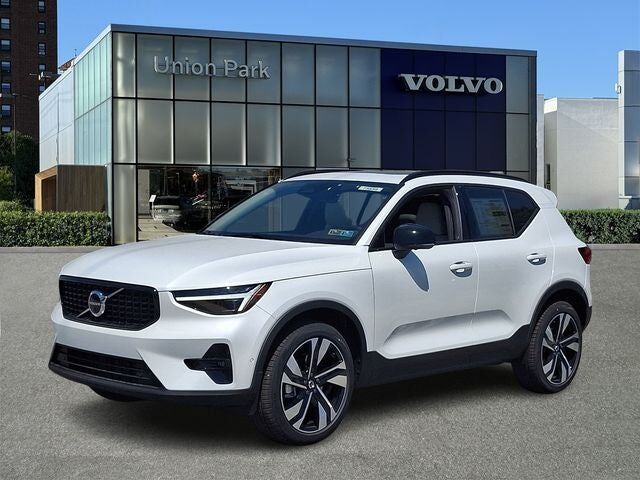 2026 VOLVO XC40