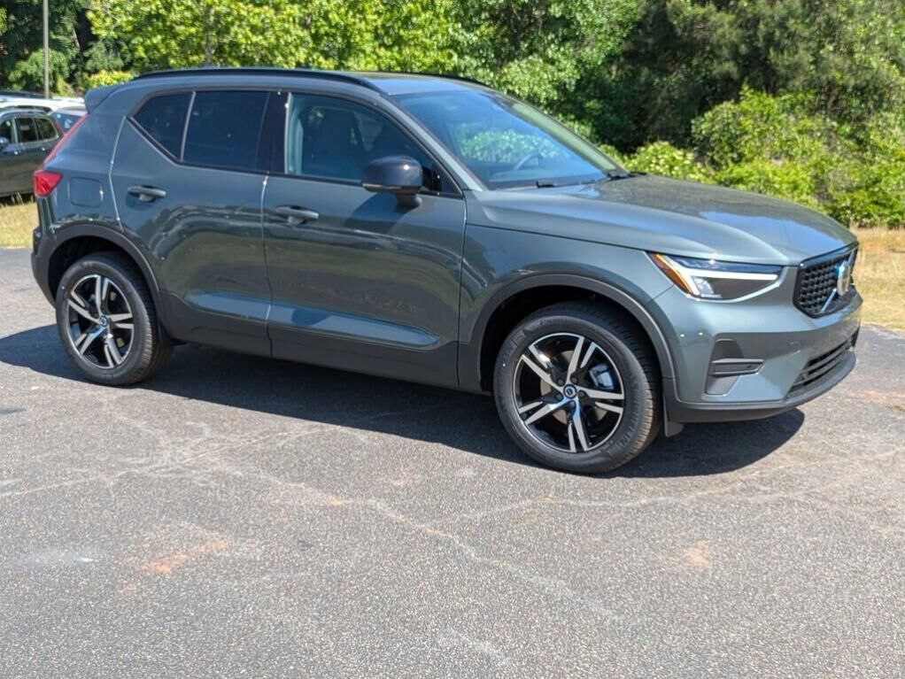 2026 VOLVO XC40