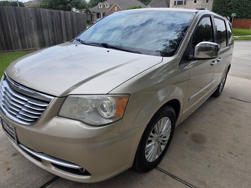 2013 CHRYSLER Town and Country