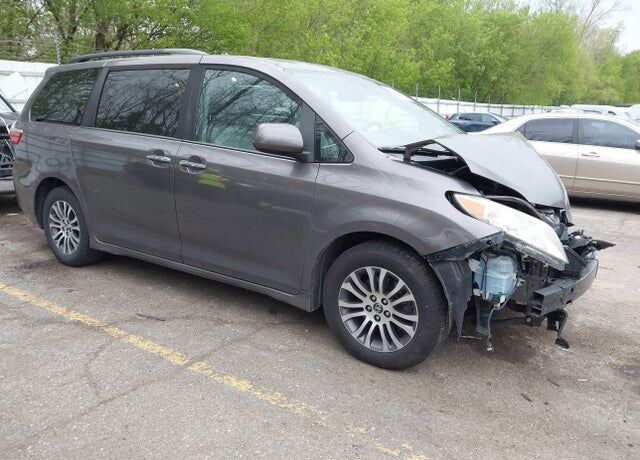 2019 TOYOTA Sienna
