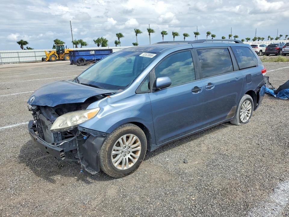 2014 TOYOTA Sienna