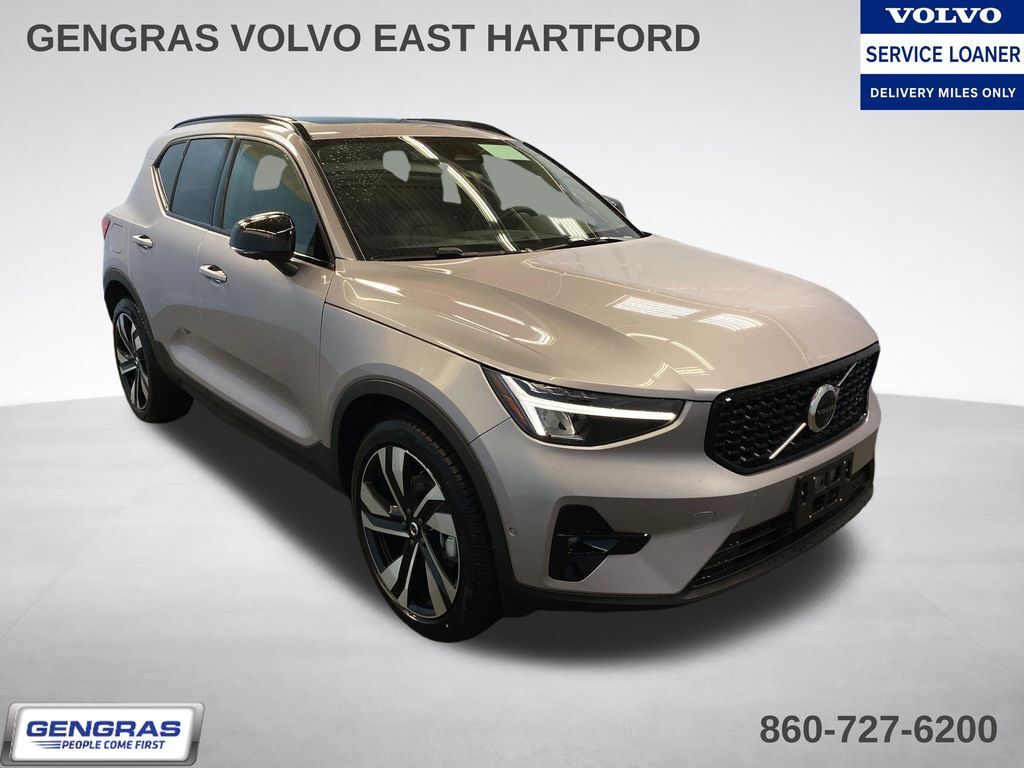2026 VOLVO XC40