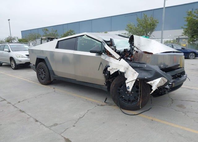 2025 TESLA Cybertruck