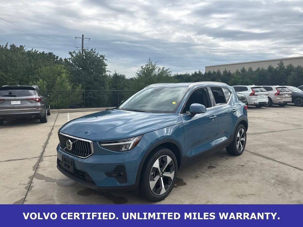 2025 VOLVO XC40