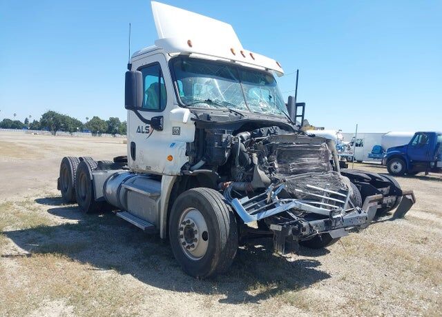 2015 FREIGHTLINER Cascadia