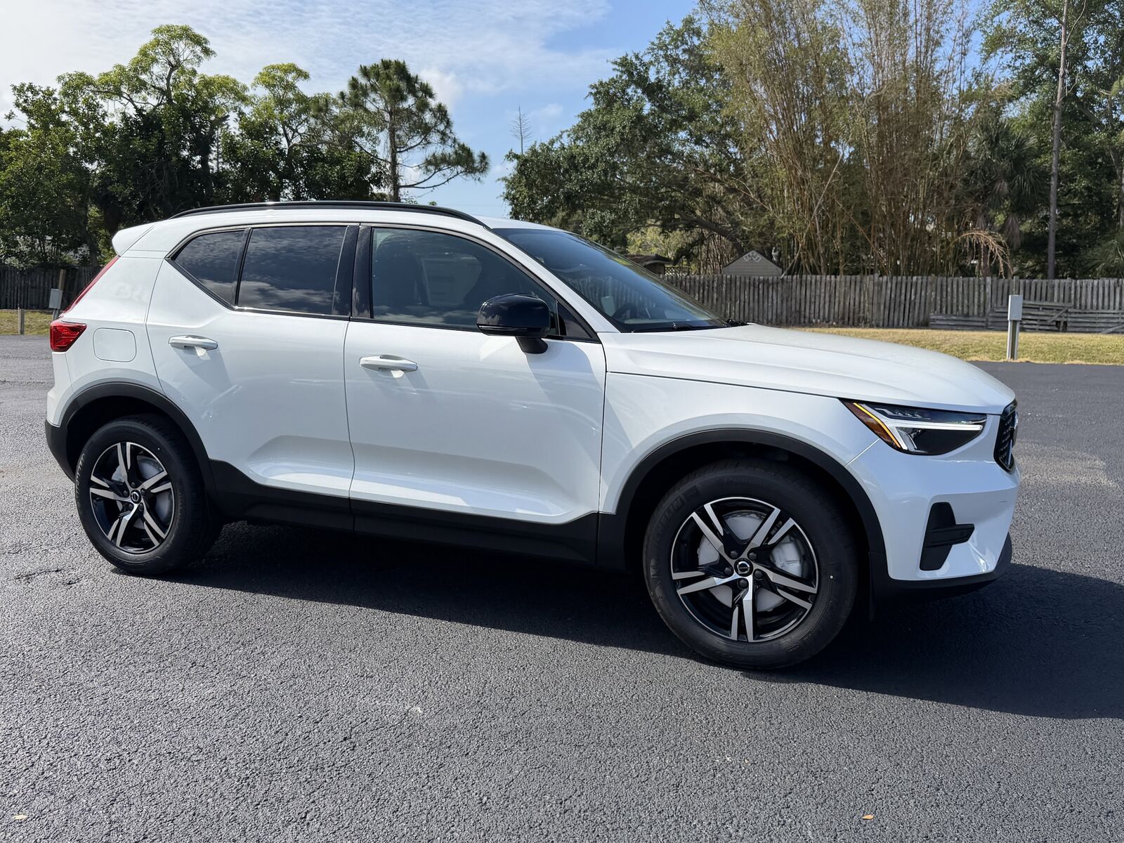 2026 VOLVO XC40