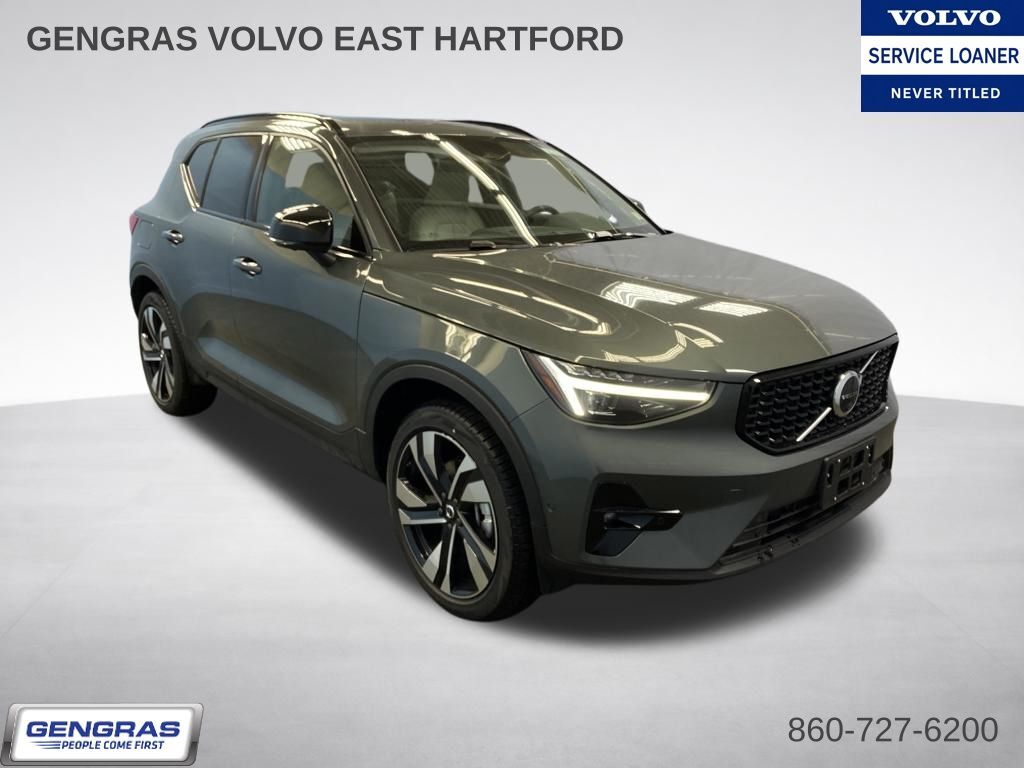 2026 VOLVO XC40