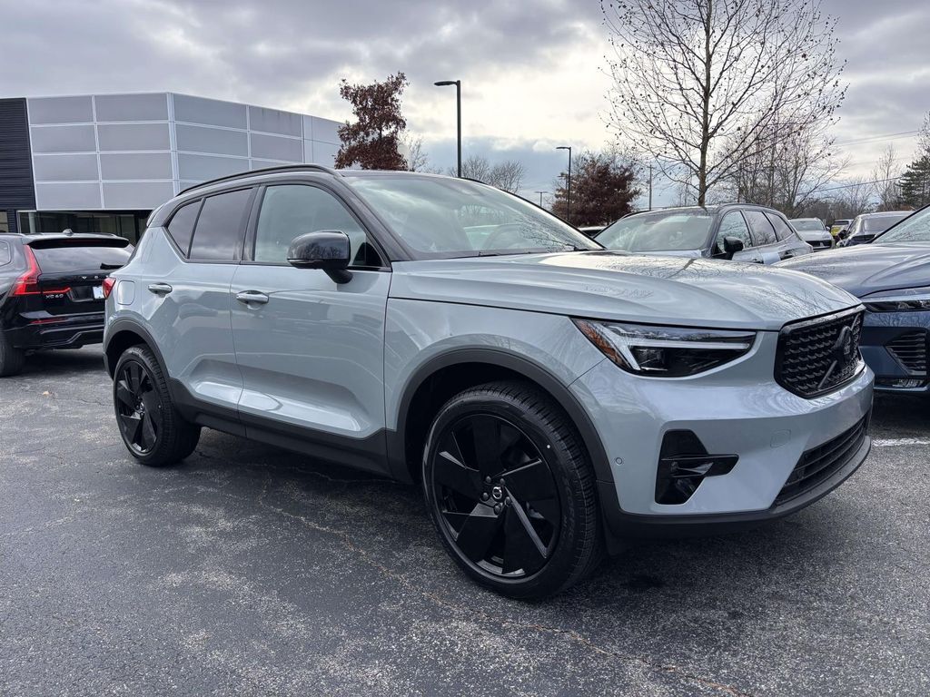 2026 VOLVO XC40