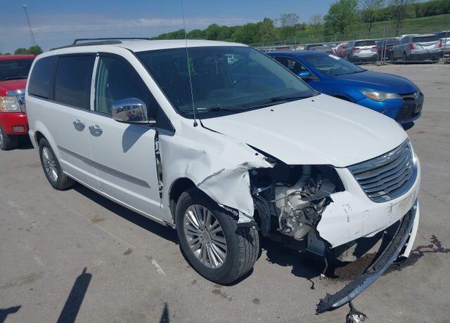 2015 CHRYSLER Town and Country