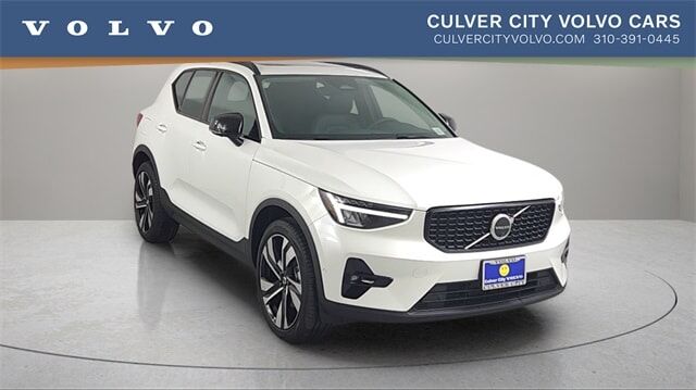 2024 VOLVO XC40
