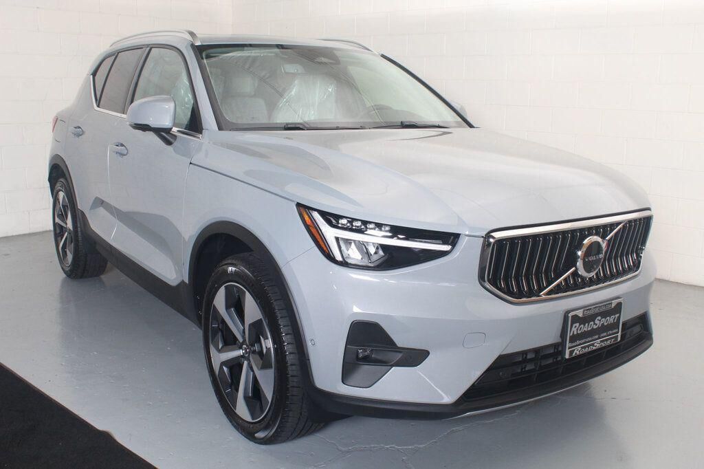 2025 VOLVO XC40