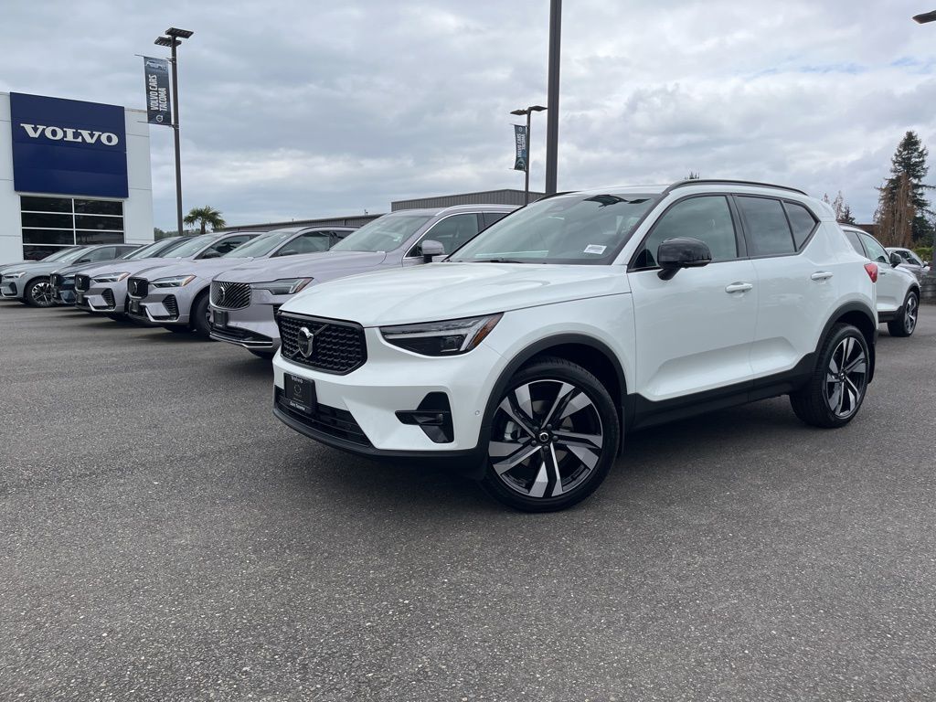2026 VOLVO XC40