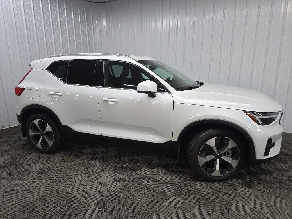 2023 VOLVO XC40