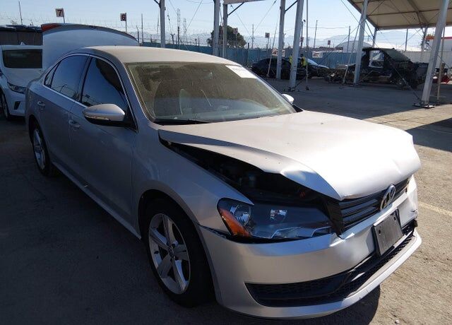 2012 VOLKSWAGEN Passat