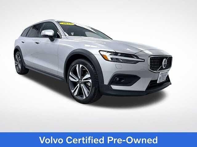 2025 VOLVO V60CC