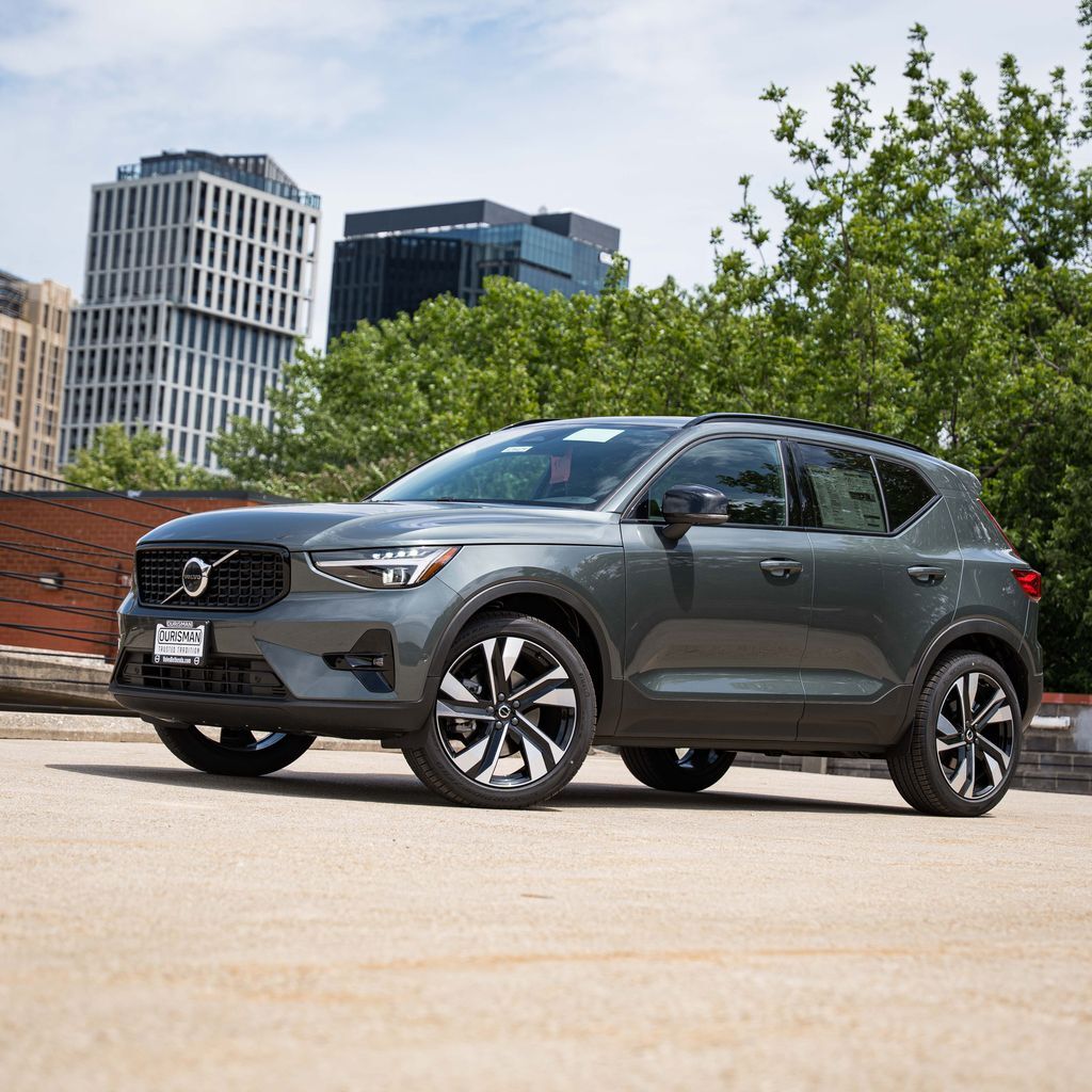 2026 VOLVO XC40