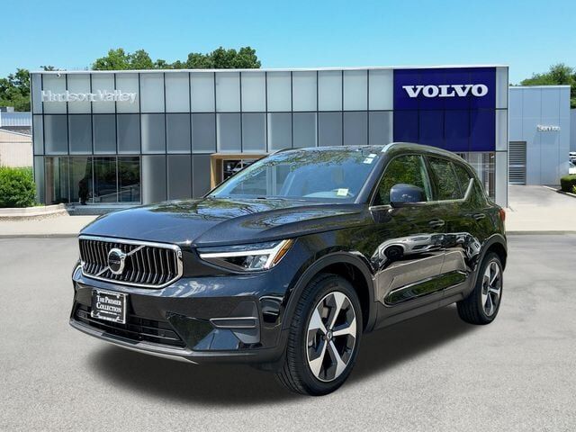 2025 VOLVO XC40