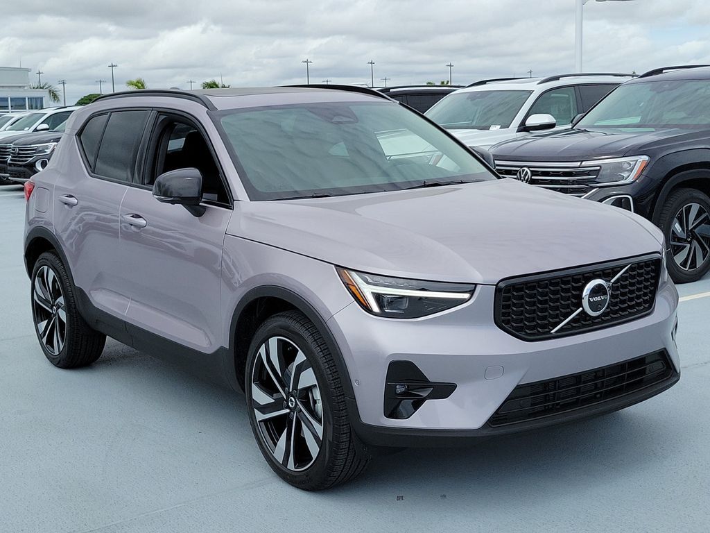 2026 VOLVO XC40