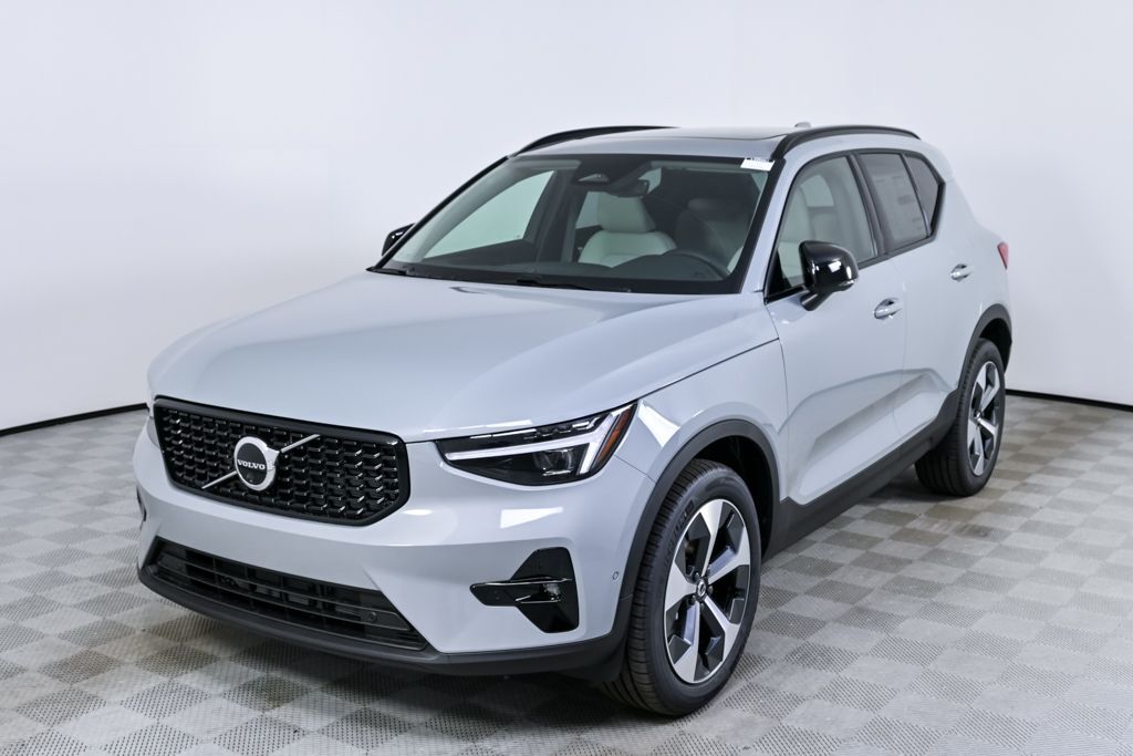 2026 VOLVO XC40