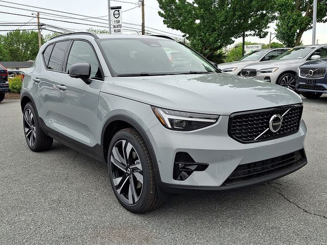 2026 VOLVO XC40